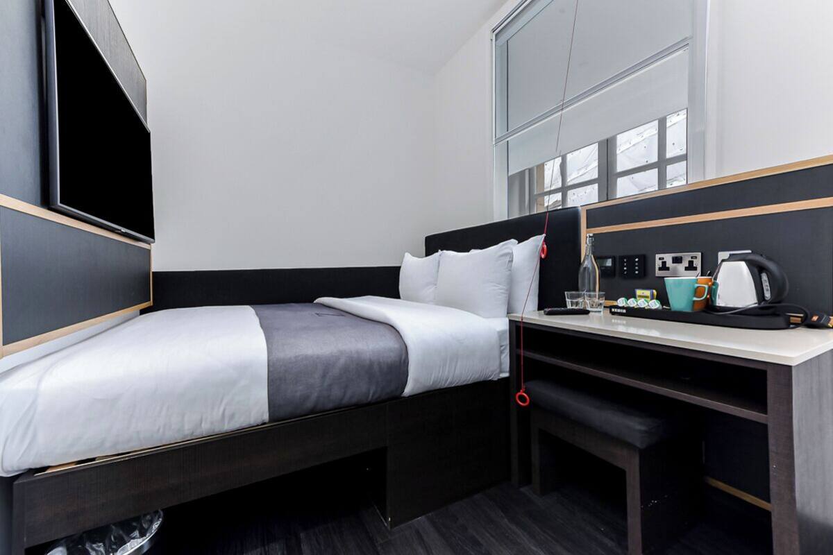 Queen Accessible Room | Escritorio, espacio para trabajar con laptop y cortinas blackout