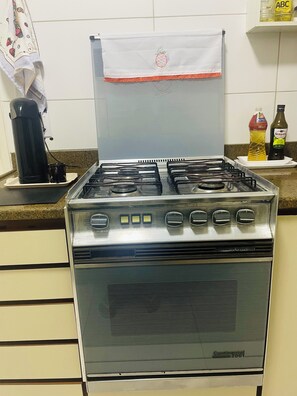 Geladeira, micro-ondas, fogão, cooktop
