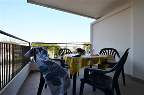 Outdoor dining - Comfortable apartment in the beautiful lagoon area (Lignano Sabbiadoro)