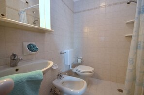 Shower, towels - Charming loft with a beautiful solarium area (Lignano Sabbiadoro)