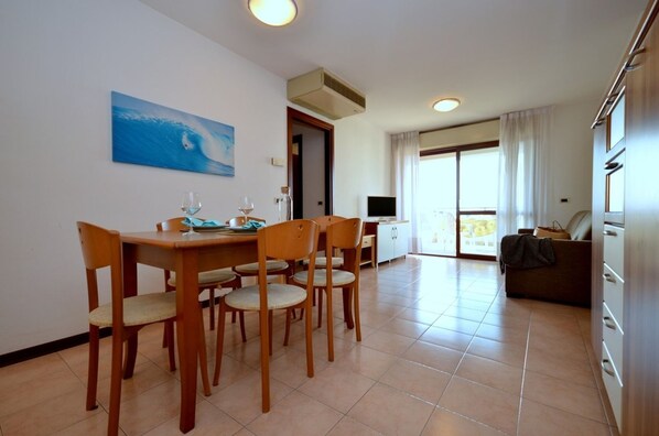 Dining - Charming loft with a beautiful solarium area (Lignano Sabbiadoro)