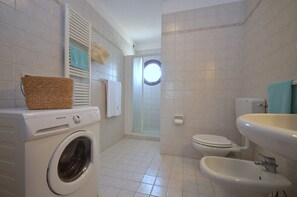 Shower, towels - Lagoon charm apartment by Beahost Rentals (Lignano Sabbiadoro)