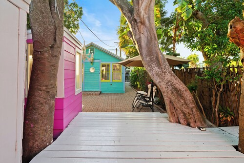 Walk Downtown; Beach 1.1 miles, Bar, Karaoke, Family Friendly, Jimmy Buffet Vibe