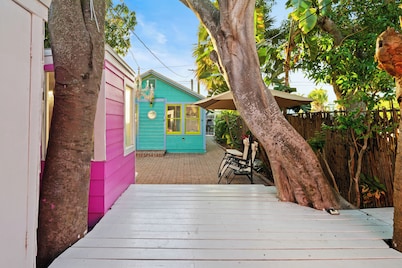 Walk Downtown; Beach 1.1 miles, Bar, Karaoke, Family Friendly, Jimmy Buffet Vibe