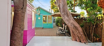 Walk Downtown; Beach 1.1 miles, Bar, Karaoke, Family Friendly, Jimmy Buffet Vibe