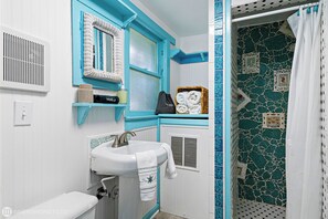 Dusj, hårføner, håndklær og såpe