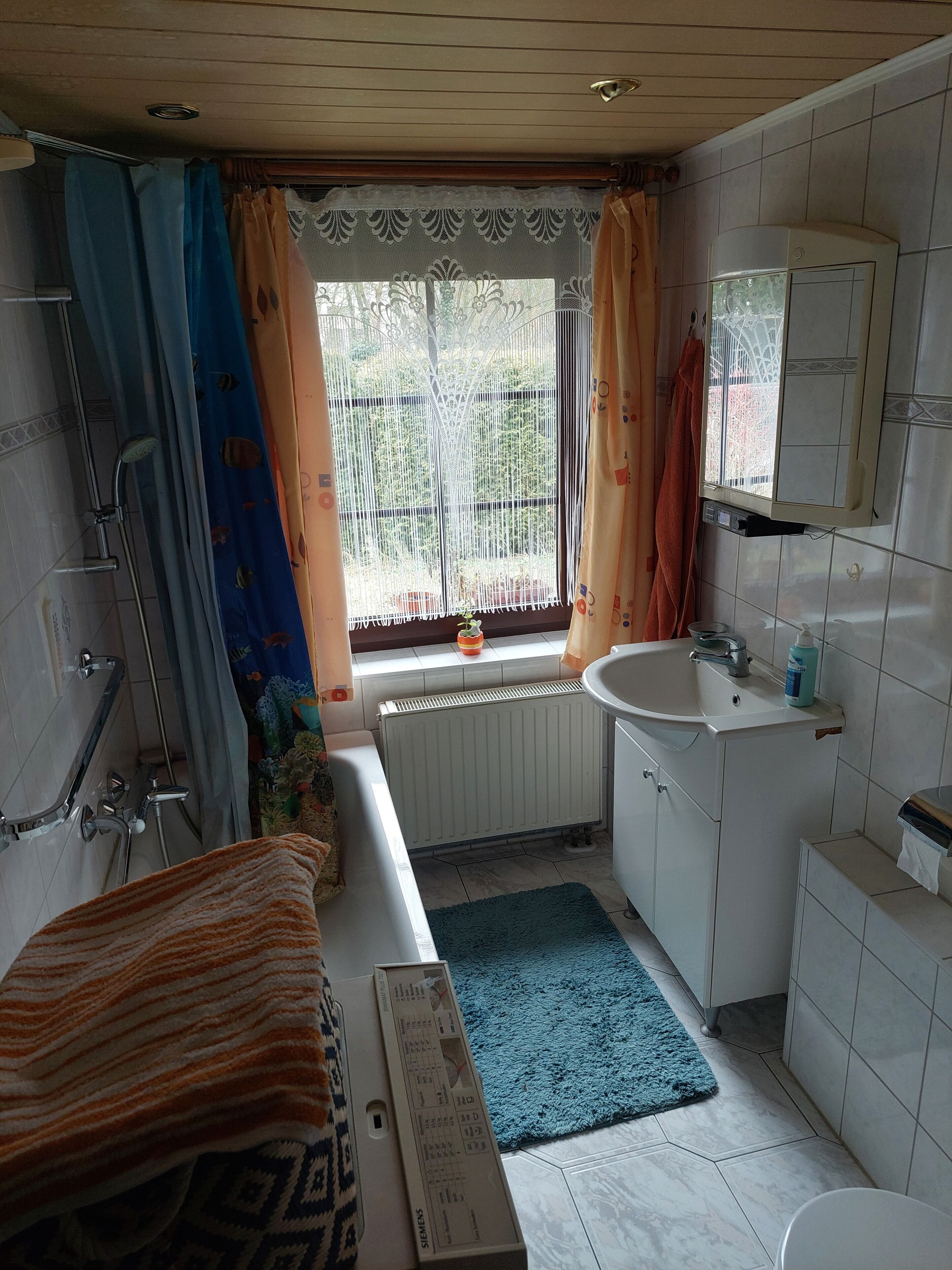 Een haardroger, zeep, toiletpapier