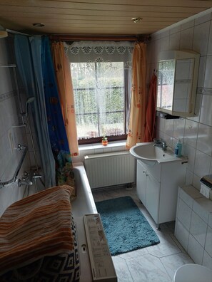 Een haardroger, zeep, toiletpapier