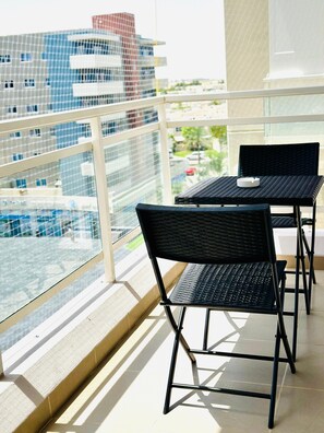 Outdoor dining - Exquisite Studio Apartment near Yas Island (Abu Dhabi)