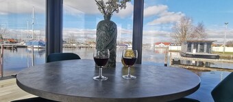 Casa flotante en Heeg con vistas al puerto