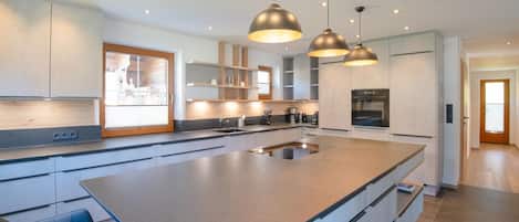 Een koelkast, een oven, een kookplaat, een vaatwasser