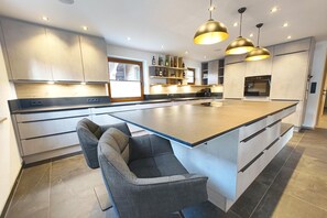 Refrigerador, horno, parrilla de estufa y lavavajillas 