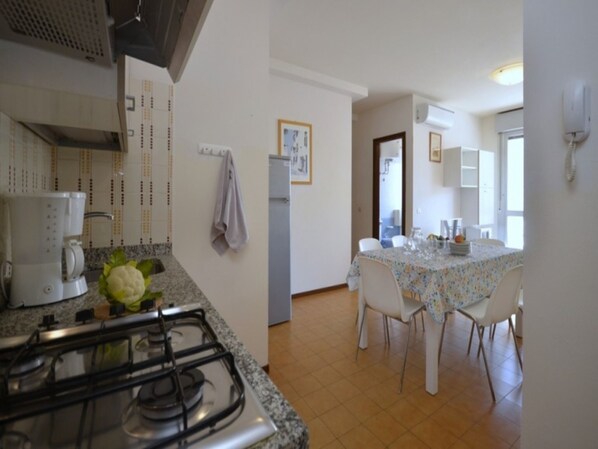 Jääkaappi, mikroaaltouuni, liesi, kahvin-/teenkeitin