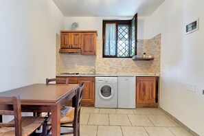 Kjøleskap, kokeplater, kaffetrakter/tekoker og høy barnestol