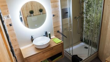 Articles de toilette gratuits, sĂšche-cheveux, serviettes fournies, savon