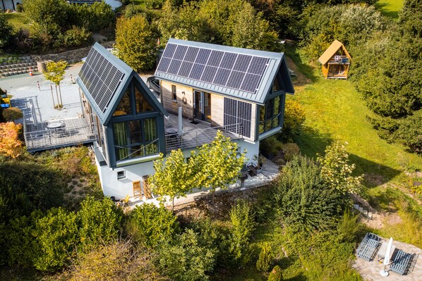 Una casa moderna con techo inclinado y paneles solares.