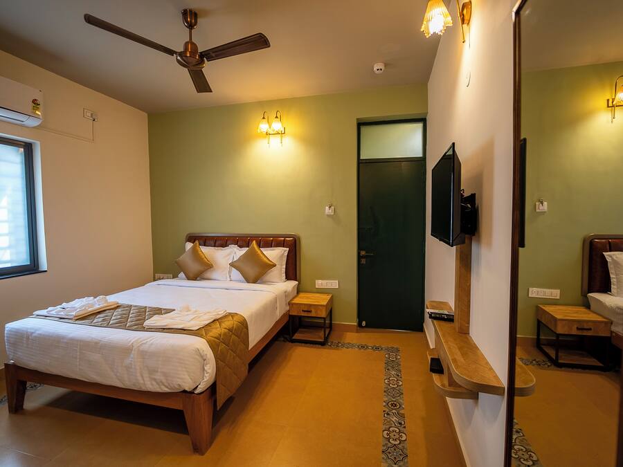 Chambre Standard double, vue sur la ville | Décor unique, ameublement unique, bureau