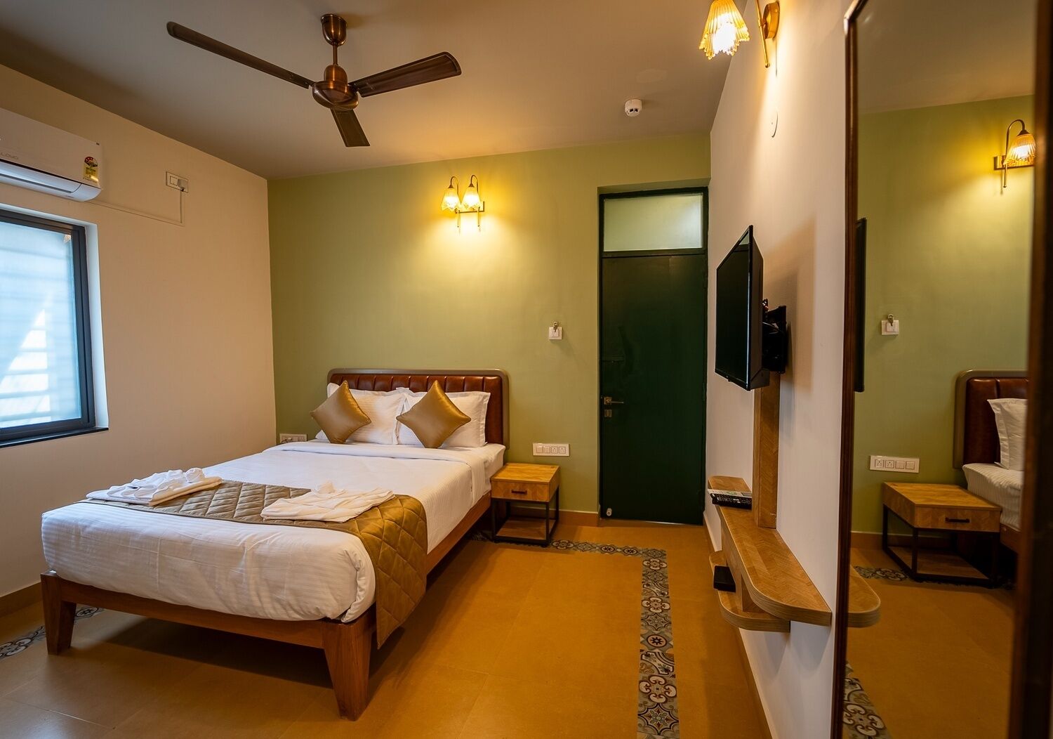 Deluxe Double Room | Individually decorated, individually furnished, desk, laptop workspace