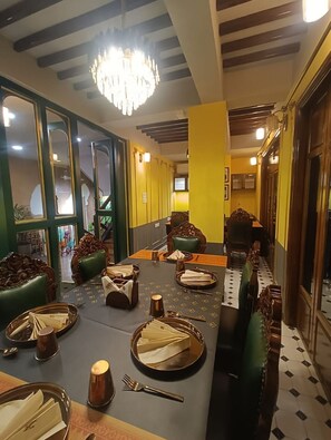 فطور من الأطباق المحلية مجانًا يوميًا