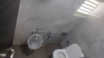Deluxe Suite | Bathroom | Shower, rainfall showerhead, towels, soap
