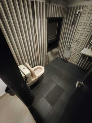 スイート | バスルーム | シャワー、レインフォールシャワー、タオル、石鹸