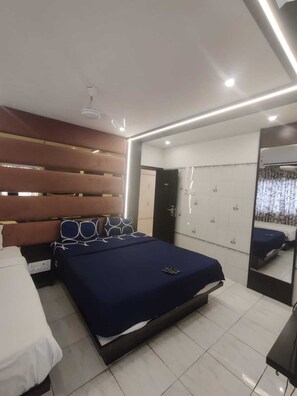 デラックス スイート | エジプト綿のシーツ、高級寝具、デスク、WiFi (無料)