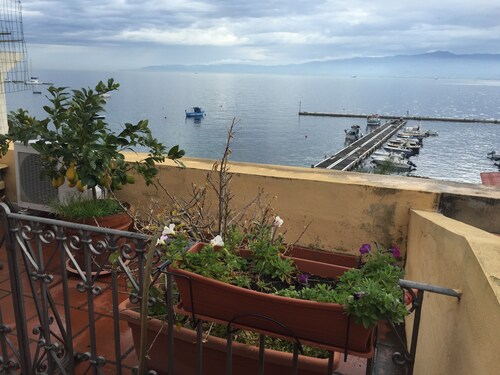 La Casa Di Levante, Charming apartment with panoramic terrace.