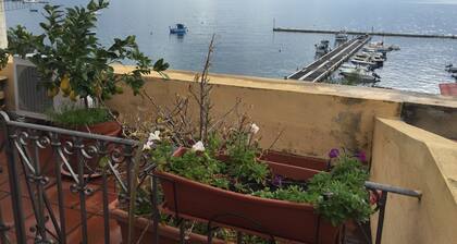 La Casa Di Levante, Charming apartment with panoramic terrace.