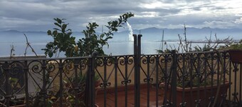 La Casa Di Levante, Charming apartment with panoramic terrace.