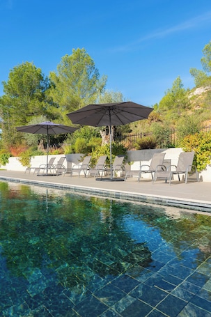 Kolam renang terbuka bermusim