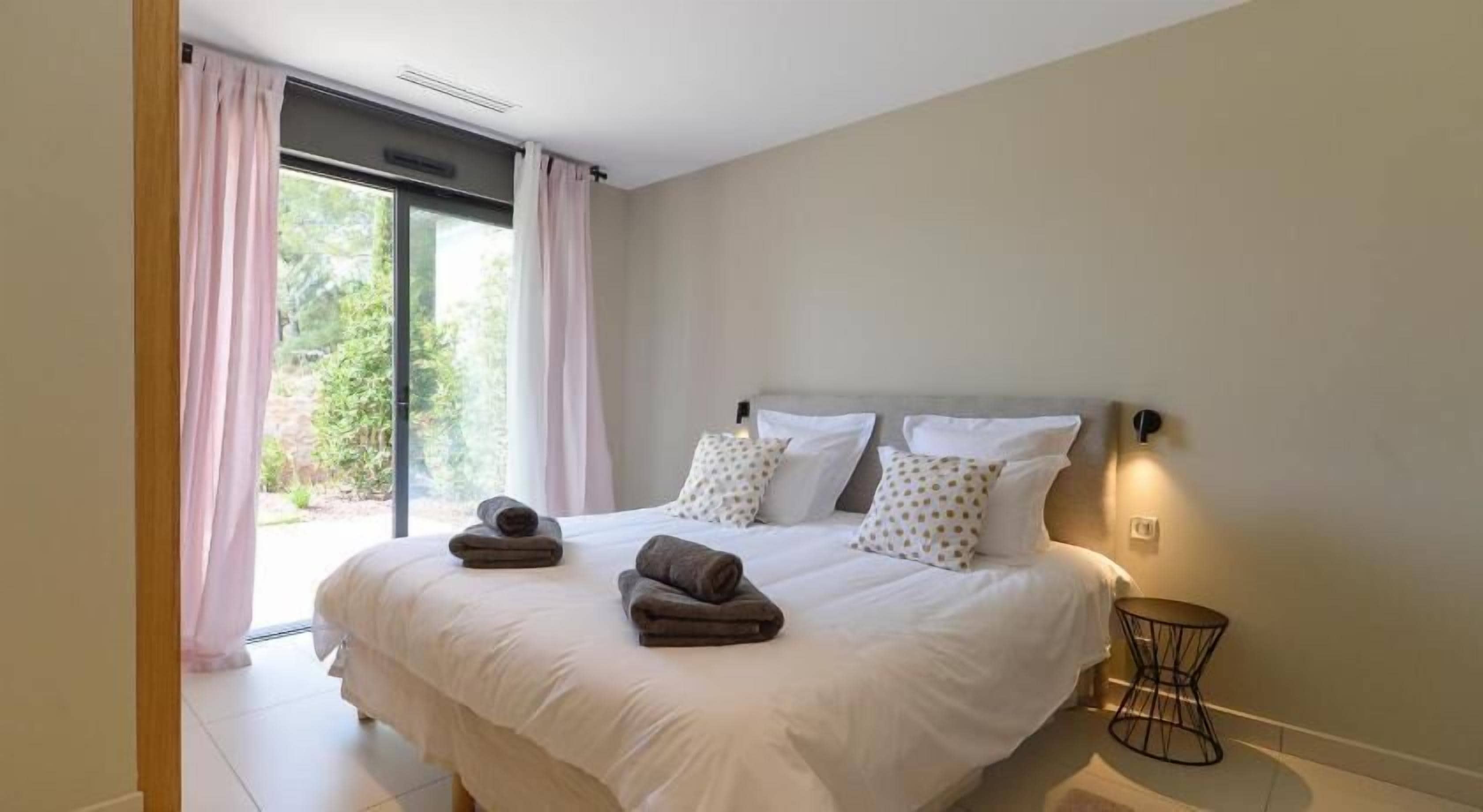 Cottage | Desk, laptop workspace, soundproofing, iron/ironing board