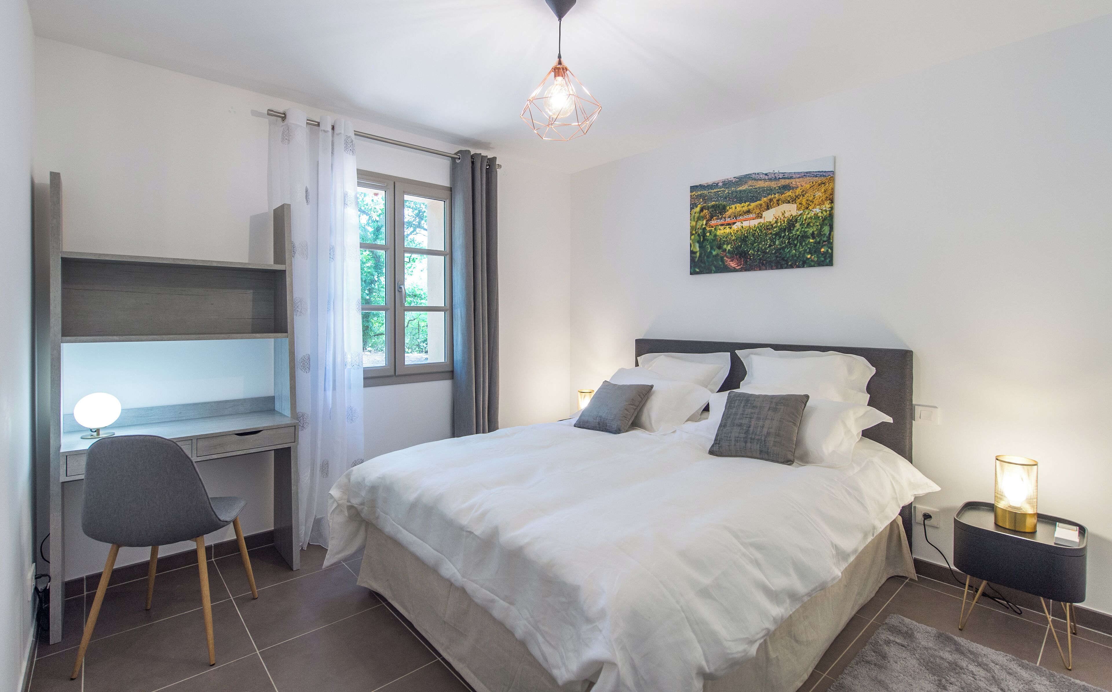 Skrivebord, skrivebord for bærbar PC, lydisolert og strykejern/-brett