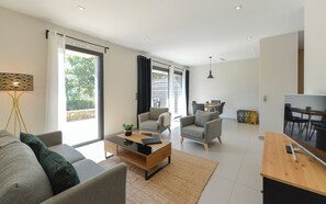 Cottage | Living area | TV