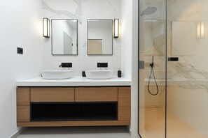 Habitación, balcón | Baño