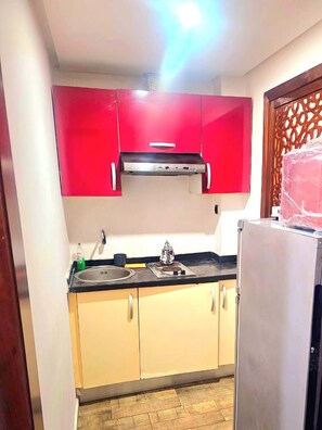 Fridge, microwave, stovetop, cookware/dishes/utensils