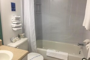 Haartrockner, Handtücher, Seife, Toilettenpapier