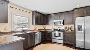 Jääkaappi, mikroaaltouuni, uuni, liesi