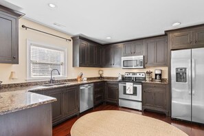 Kjøleskap, mikrobølgeovn, ovn og kokeplater