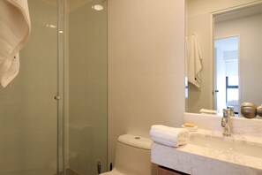 Shower, towels, shampoo - w* | Pleasant 3BR w/ Balcony in San Isidro (Lima)