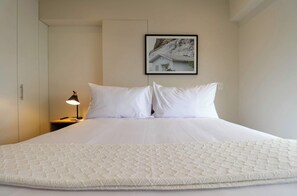 3 bedrooms, desk, WiFi, bed sheets