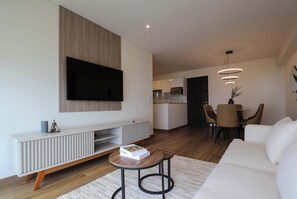 TV, offices - w* | Pleasant 3BR w/ Balcony in San Isidro (Lima)