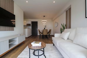 TV, offices - w* | Pleasant 3BR w/ Balcony in San Isidro (Lima)