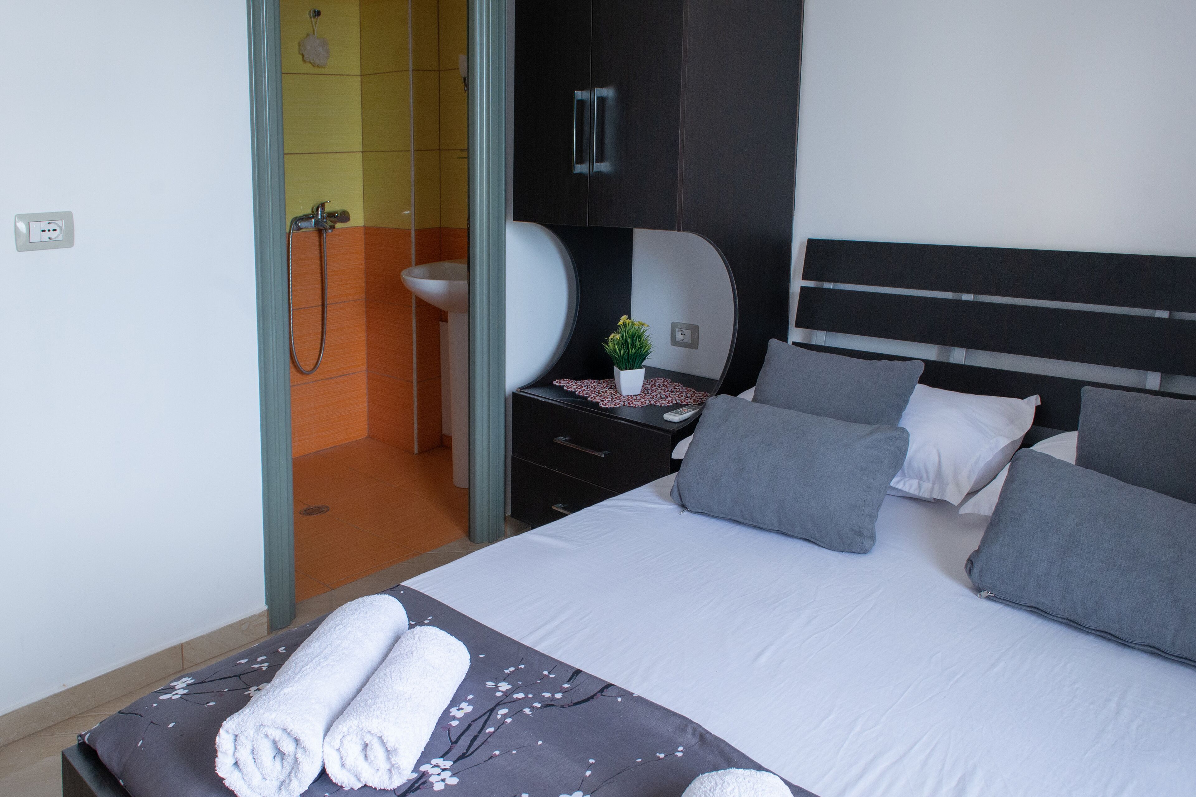 1 habitación y ropa de cama 