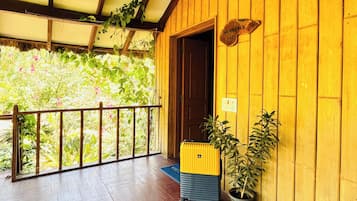 Un porche de madera con barandilla metálica, una puerta y un letrero que dice 'SUNDANCE 107'.