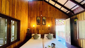 Superior Double Room | Meja, ruang kerja komputer riba, langsir/tirai gelap terus