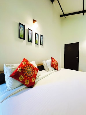 Deluxe Double Room | Desk, laptop workspace, blackout drapes, free WiFi