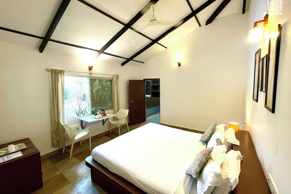 Comfort Double Room | Meja, ruang kerja komputer riba, langsir/tirai gelap terus