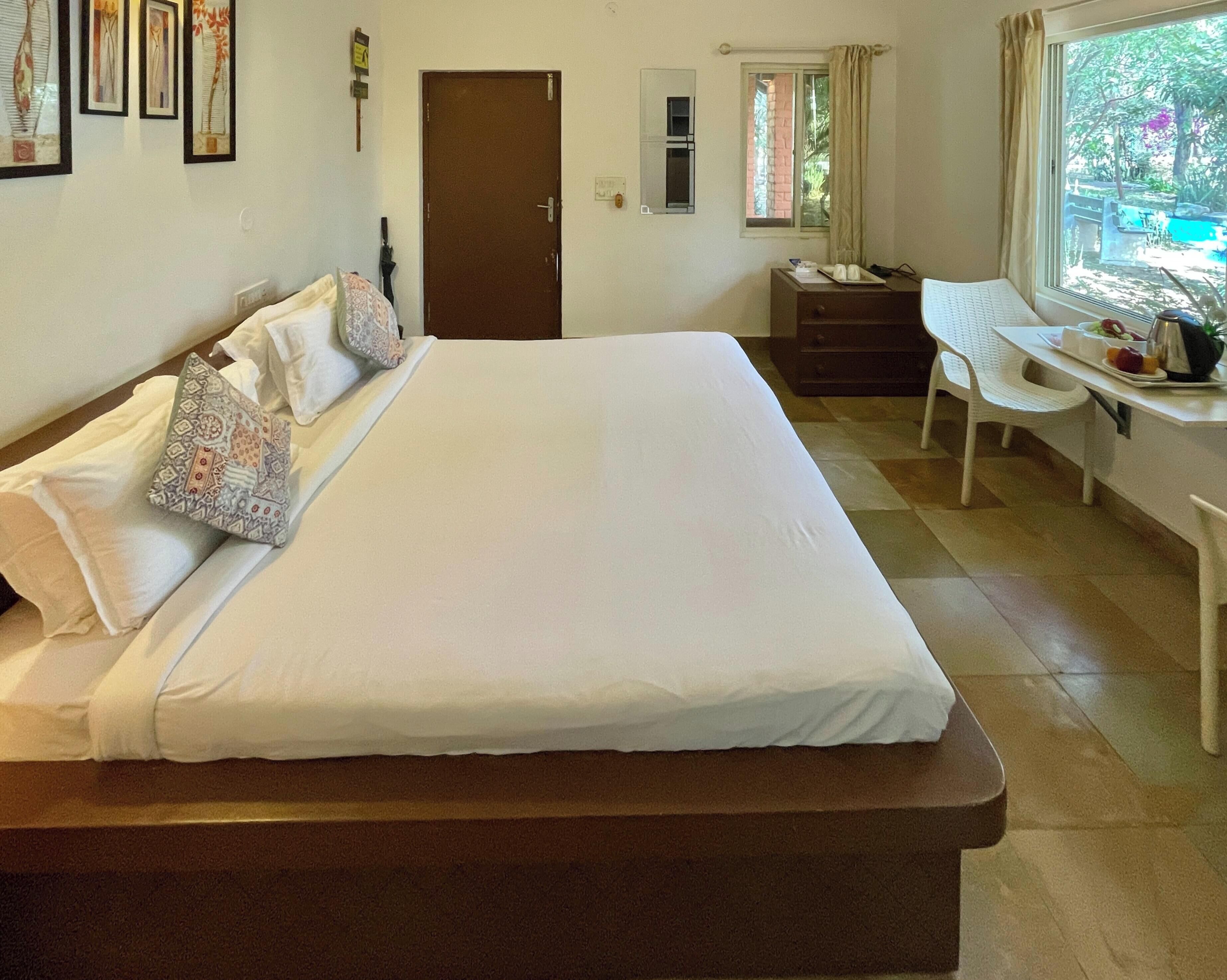 Habitación doble Confort | Escritorio, espacio para trabajar con laptop y cortinas blackout 