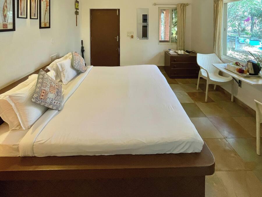 Escritorio, espacio para trabajar con laptop y cortinas blackout