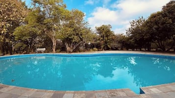Una piscina al aire libre de temporada